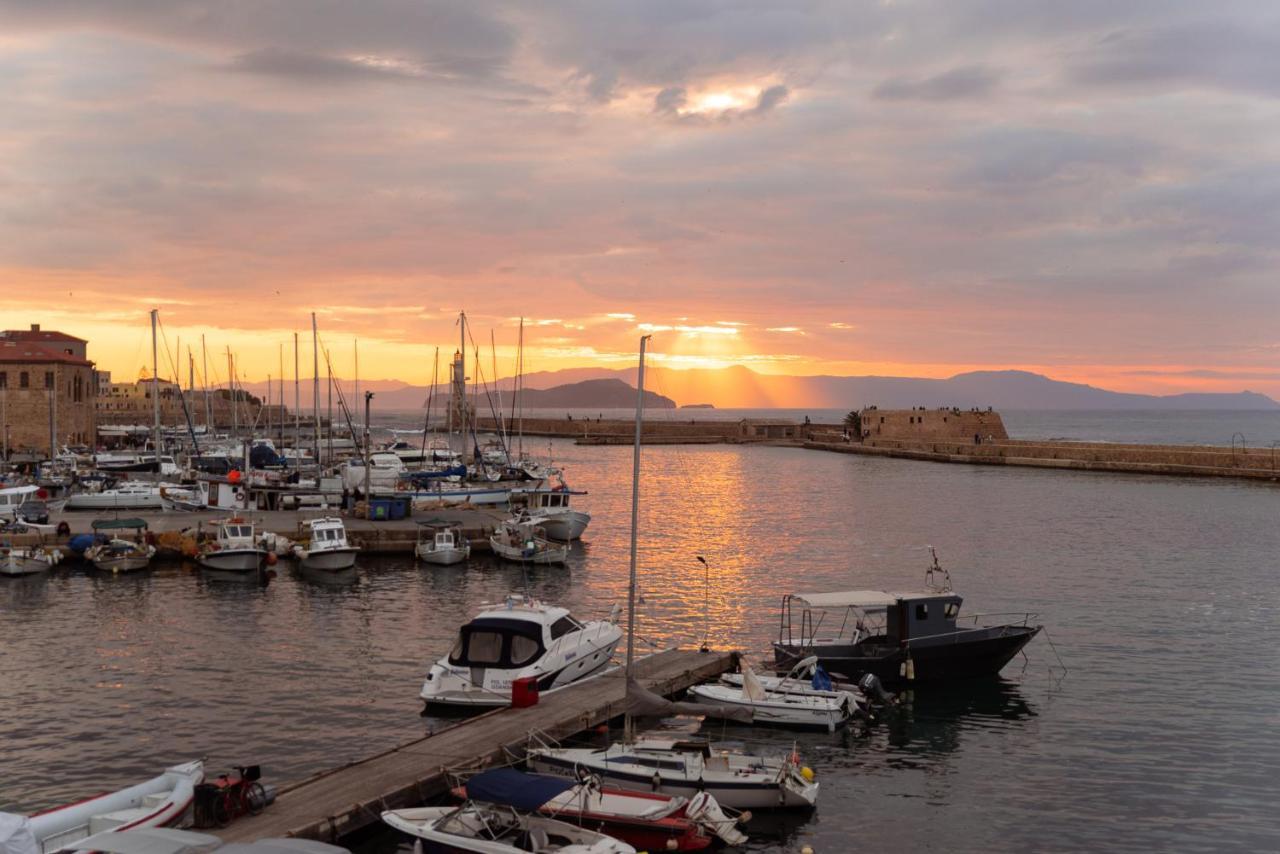 Destino Home Overlooking The Venetian Port Of Chania Chania  Eksteriør billede